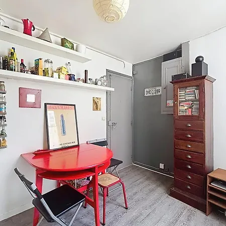 Charming 2-room Near Montmartre Апартаменты Париж
